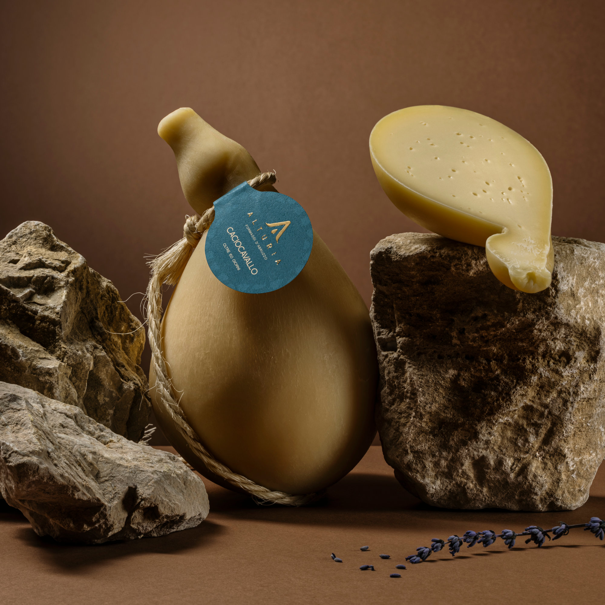 Caciocavallo stagionato Alturia, formaggio a pasta filata prodotto in Abruzzo