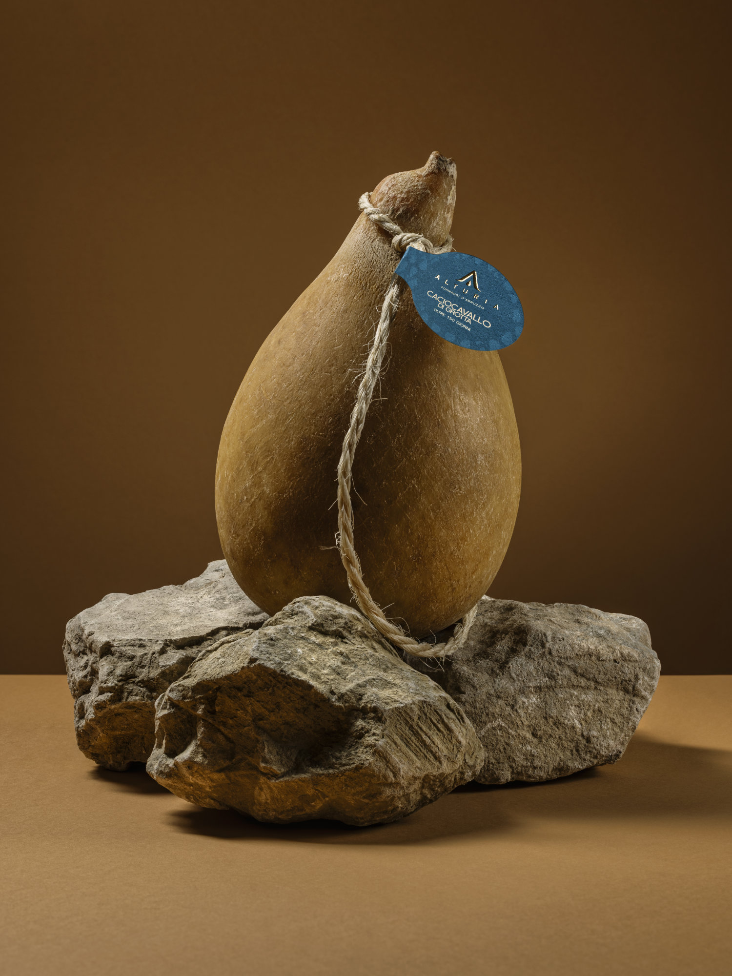 Caciocavallo di grotta Alturia, formaggio stagionato prodotto in Abruzzo